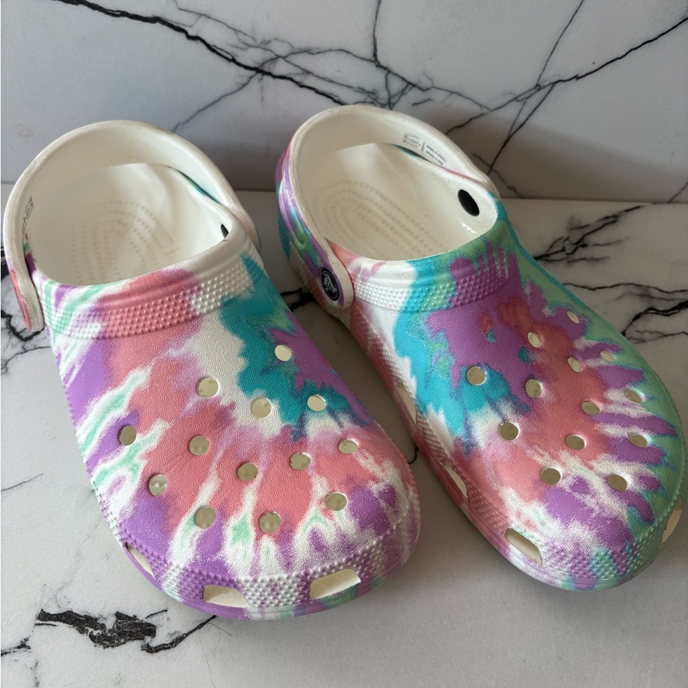 Juniors 6 Women’s size 8 tyedye crocs